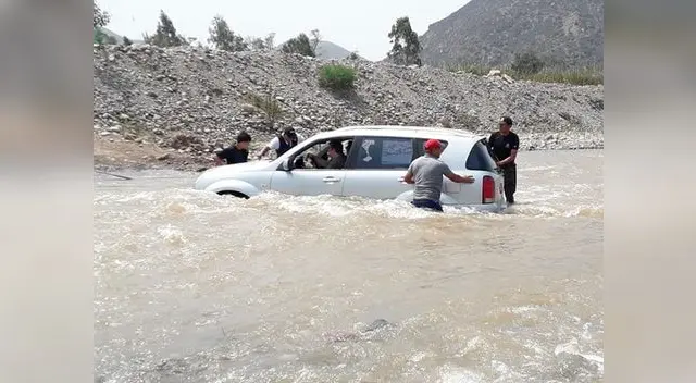 Salvan a hombre que intentó cruzar un río Lurín Salvan a hombre que intentó cruzar un río Lurín