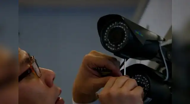 Ladrón intentó robar cámara de seguridad que lo filmaba Ladrón intentó robar cámara de seguridad que lo filmaba