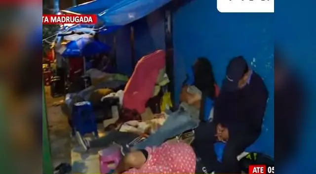 Padres duermen fuera de colegio para conseguir vacantes Padres duermen fuera de colegio para conseguir vacantes