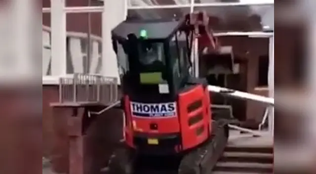 Video viral en YouTube muestra cómo el empleado irrumpió en el vestíbulo del hotel Video viral en YouTube muestra cómo el empleado irrumpió en el vestíbulo del hotel