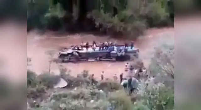 Bus con decenas de pasajeros cae al río Huallaga  
