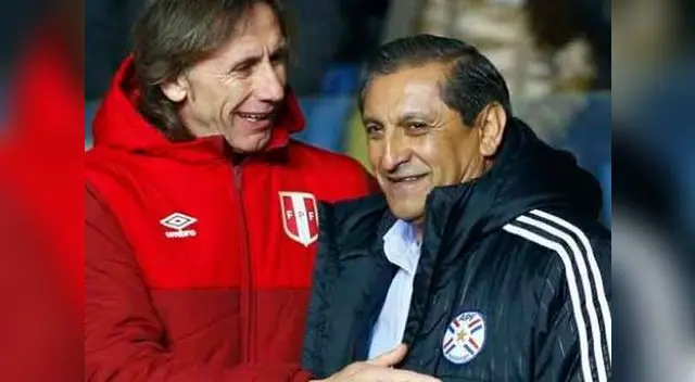 Ramón Díaz y Ricardo Gareca saludándose en los minutos previos del Perú vs Paraguay. Ambos profes' son muy amigos Ramón Díaz y Ricardo Gareca saludándose en los minutos previos del Perú vs Paraguay. Ambos profes' son muy amigos