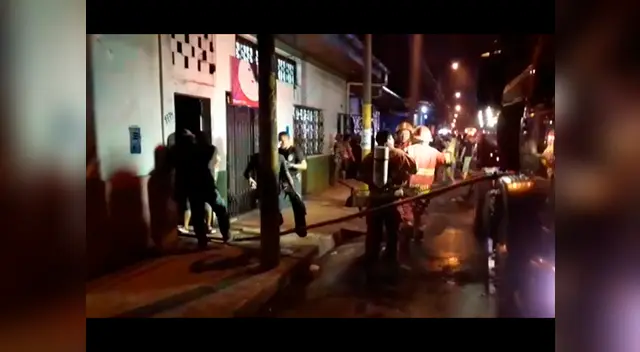 Decenas de personas quedaron damnificadas por incendio en Iquitos Decenas de personas quedaron damnificadas por incendio en Iquitos