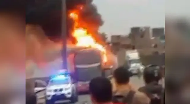 Bus interprovincial se incendia y causa gran congestión vehicular en la Vía Evitamiento Bus interprovincial se incendia y causa gran congestión vehicular en la Vía Evitamiento