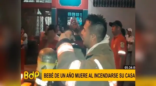 Bombero se conmovió hasta las lágrimas porque bebé que salvó falleció Bombero se conmovió hasta las lágrimas porque bebé que salvó falleció