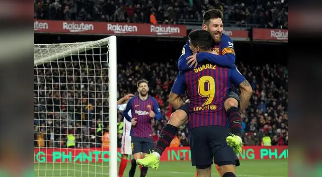 Messi celebra con Suárez su tanto