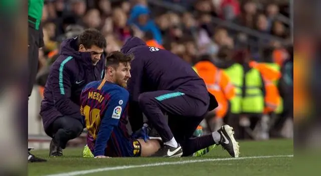 Messi es atentido por el cuerpo médico azulgrana. FOTO: EFE