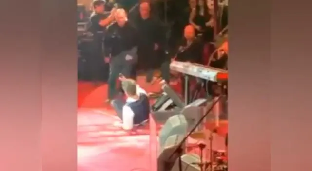 Alejandro Fernández cae durante concierto y desata la furia de sus fans 
