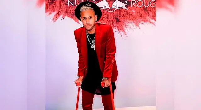 Neymar, con muletas, celebra sus 27 años en Paris