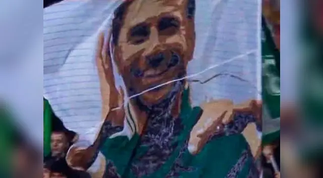 Claudio Pizarro recibe espectacular ovación por los hinchas del Werder Bremen Claudio Pizarro recibe espectacular ovación por los hinchas del Werder Bremen