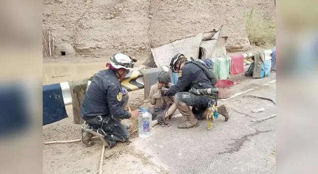 Policías atienden a sobreviviente que fue arrastrado por alud Policías atienden a sobreviviente que fue arrastrado por alud