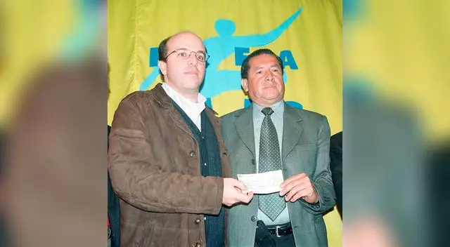 Alejandro Corrales( derecha) regresa apoyar el fútbol esta vez a Los Trigres