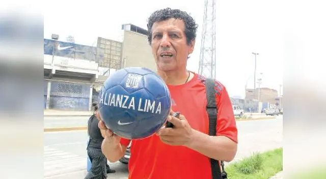 El 'Poeta de la Zurda' celebra los 118 años de Alianza Lima El 'Poeta de la Zurda' celebra los 118 años de Alianza Lima