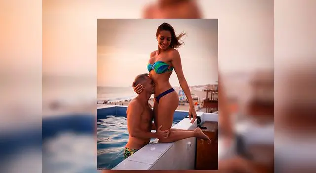 Julinho besa cariñosamente pancita de Brenda Carvalho Julinho besa cariñosamente pancita de Brenda Carvalho