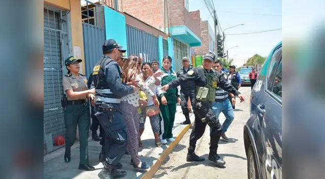 Agentes PNP intervinieron a un grupo de sujetos que bebían licor en Surquillo Agentes PNP intervinieron a un grupo de sujetos que bebían licor en Surquillo