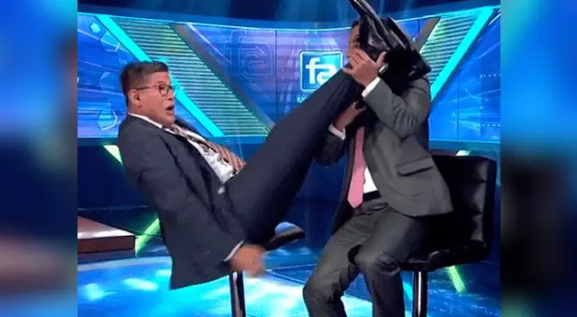 Erick Osores sufre aparatosa caída en vivo tras recrear una jugada polémica