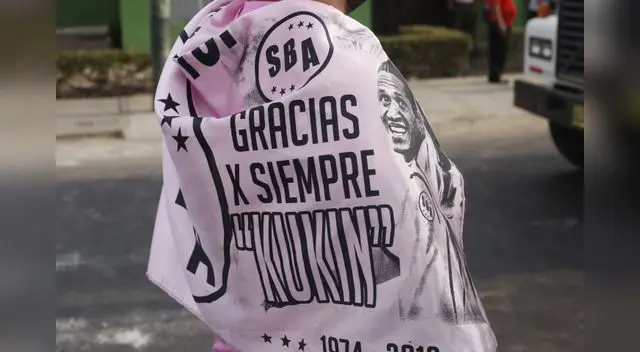 'Kukín' Flores fue despedido en olor a multitud