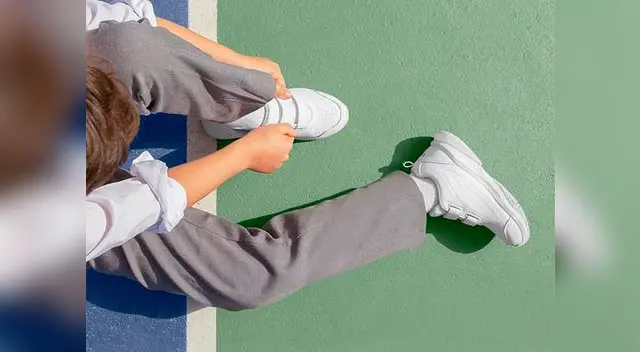 El niño debe probarse los zapatos con las medias puestas