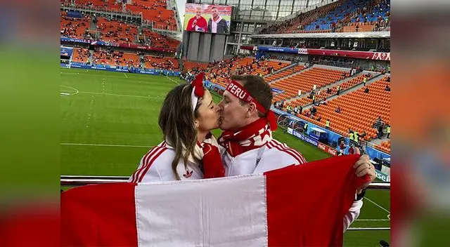 Anna Carina Copello se luce con ósculo en documental