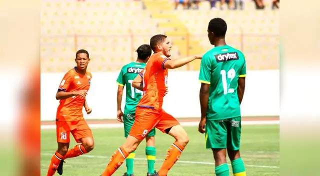 Santiago Silva inicia los festejos tras marcar el gol del empate. FOTO:LIBERO