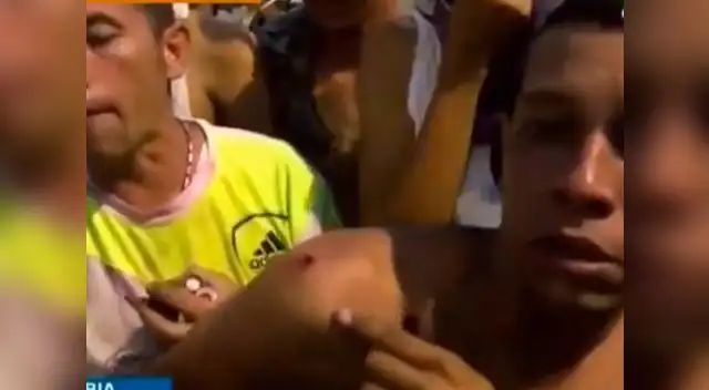 Personas esperan el libre paso de ayuda humanitaria