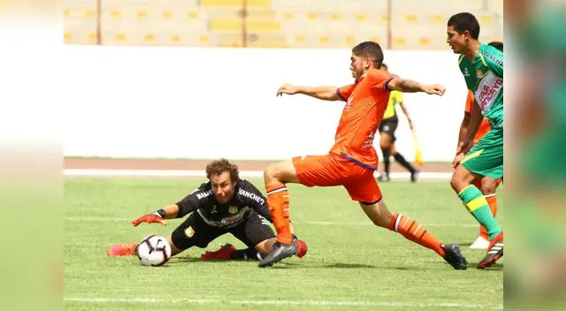 Santiago Silva puso el 2-2, pero al su compañero Carlos Orejuela falló penal