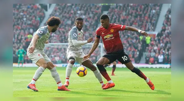Salah en duelo con con Rashford. FOTO: EFE