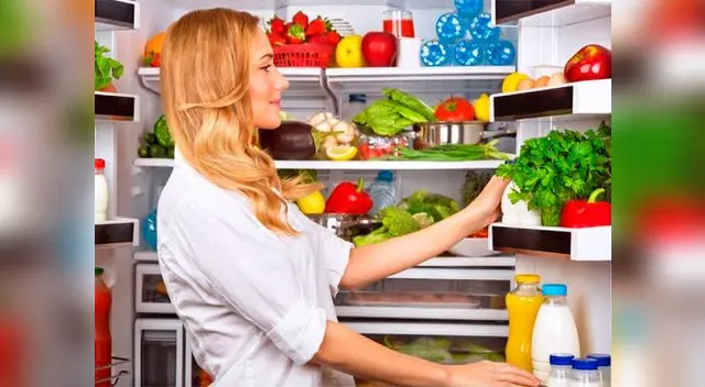 No metas alimentos calientes, deja que se enfríen fuera. Así reducirás la cantidad de aire caliente en el interior No metas alimentos calientes, deja que se enfríen fuera. Así reducirás la cantidad de aire caliente en el interior