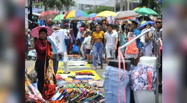 Ambulantes venezolanos y peruanos siguen en las calles de Gamarra vendiendo productos de manera informal