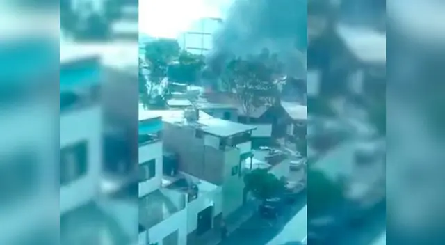 Tres unidades de bomberos atienden la emergencia Tres unidades de bomberos atienden la emergencia