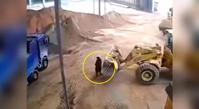 Video viral en YouTube muestra como el operador estaba distraído cuando cometió la fatal acción
