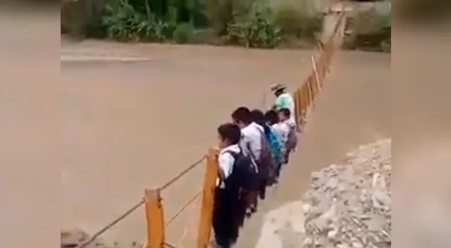 Escolares arriesgan su vida al cruzar río por una soga