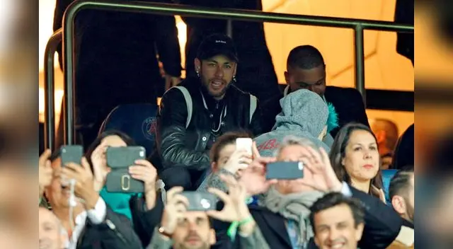 Neymar en la tribuna observó partido. FOTO: EFE
