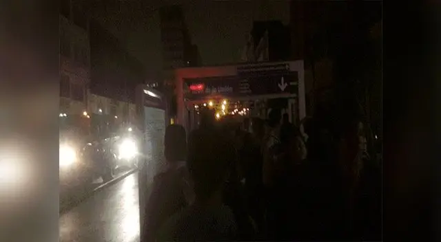 Usuarios del Metropolitano pagan su pasaje en efectivo Usuarios del Metropolitano pagan su pasaje en efectivo