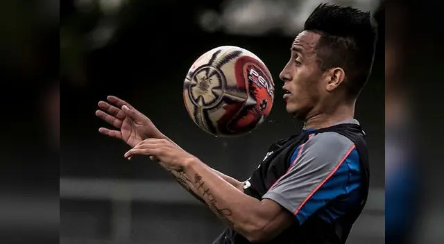 Christian Cueva perdió el vuelo desde Perú y no lo hizo jugar.