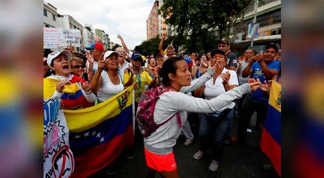 Miles de venezolanos marchan en Caracas y se enfrentan con la policía del régimen Miles de venezolanos marchan en Caracas y se enfrentan con la policía del régimen