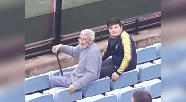 Conmueve en redes sociales con foto de la sorpresa que le dio a su padre enfermo