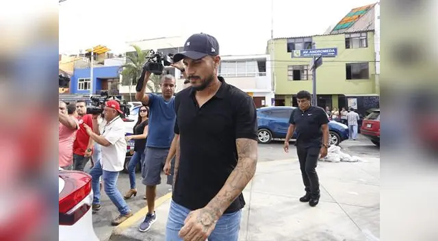 Paolo Guerrero lloró con su madre y hermano de manera desgarradora sobre el cajón de su sobrino fallecido. Paolo Guerrero lloró con su madre y hermano de manera desgarradora sobre el cajón de su sobrino fallecido.