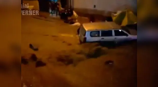 Autos fueron arrastrados por el lodo y los huaicos formados por la lluvia