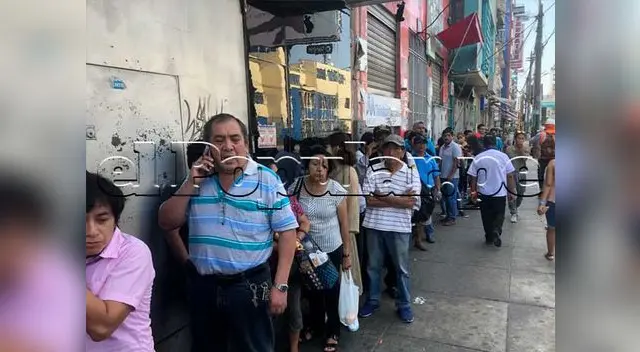 Vecinos portan brazaletes para transitar por las calles de Gamarra