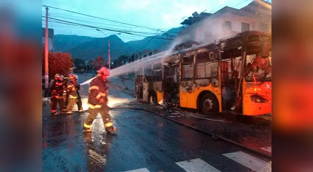 Metropolitano se incendia en plena avenida de Independencia