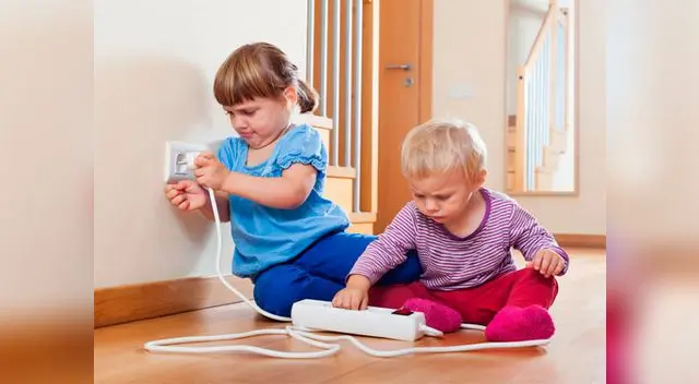 Evita tener los cables de los artefactos eléctricos colgados, todos los cables que recorren los ambientes de la casa deben estar correctamente canalizados y aislados