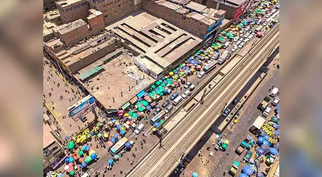 Ambulantes causan caos en la Av. Aviación
