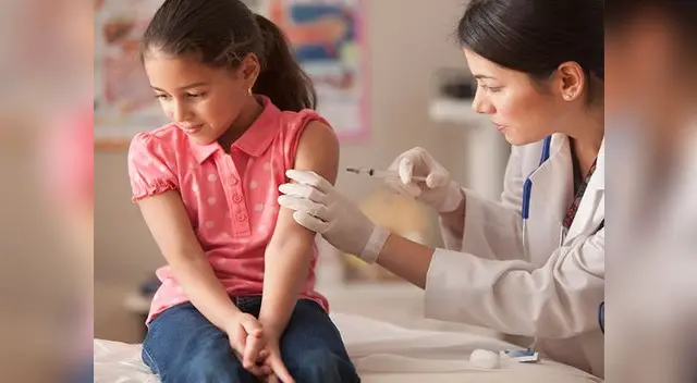 La vacuna contra el Virus del Papiloma Humano no solo se aplica a niñas, sino también a niños desde los 9 hasta los 13 años de edad