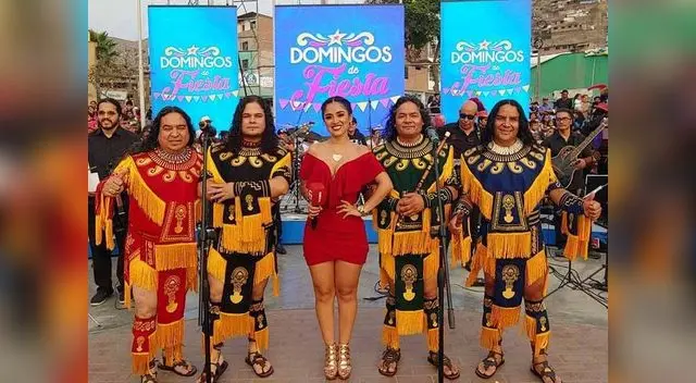 La conductora emocionada con agrupación