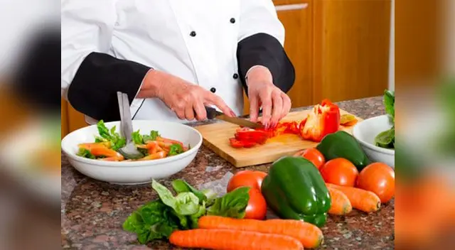 Usa tablas de madera dura o de plástico rígido que sean fáciles de lavar Usa tablas de madera dura o de plástico rígido que sean fáciles de lavar