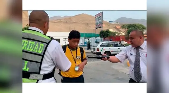 Mochilas de escolares pasan por detector de metales