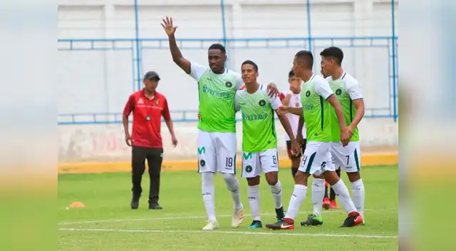 Luis Tejada festeja su gol de penal