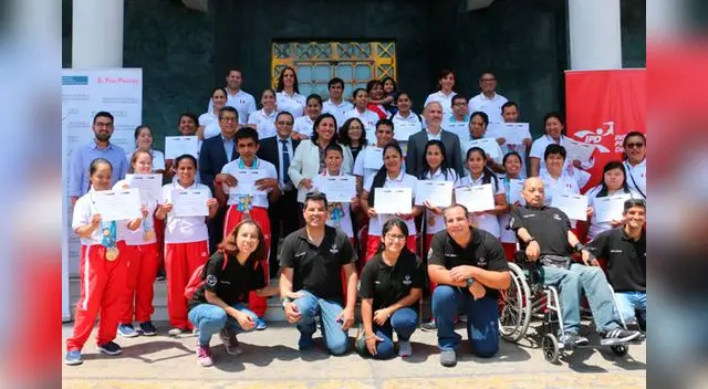 El Ministerio de Educación junto al Ministerio de la Mujer y Poblaciones Vulnerables, brindó un merecido reconocimiento en el Estadio Nacional 