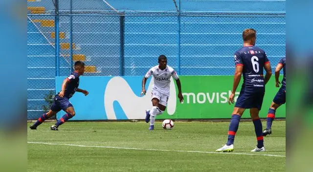 Mora de la San Martín con habilidad alocó a la defensa carlitas. FOTO: LIBERO